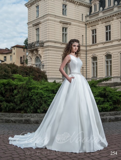 Wedding dress with a round neckline model 254 254